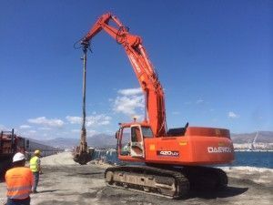 excavadora de brazo largo con bivalva